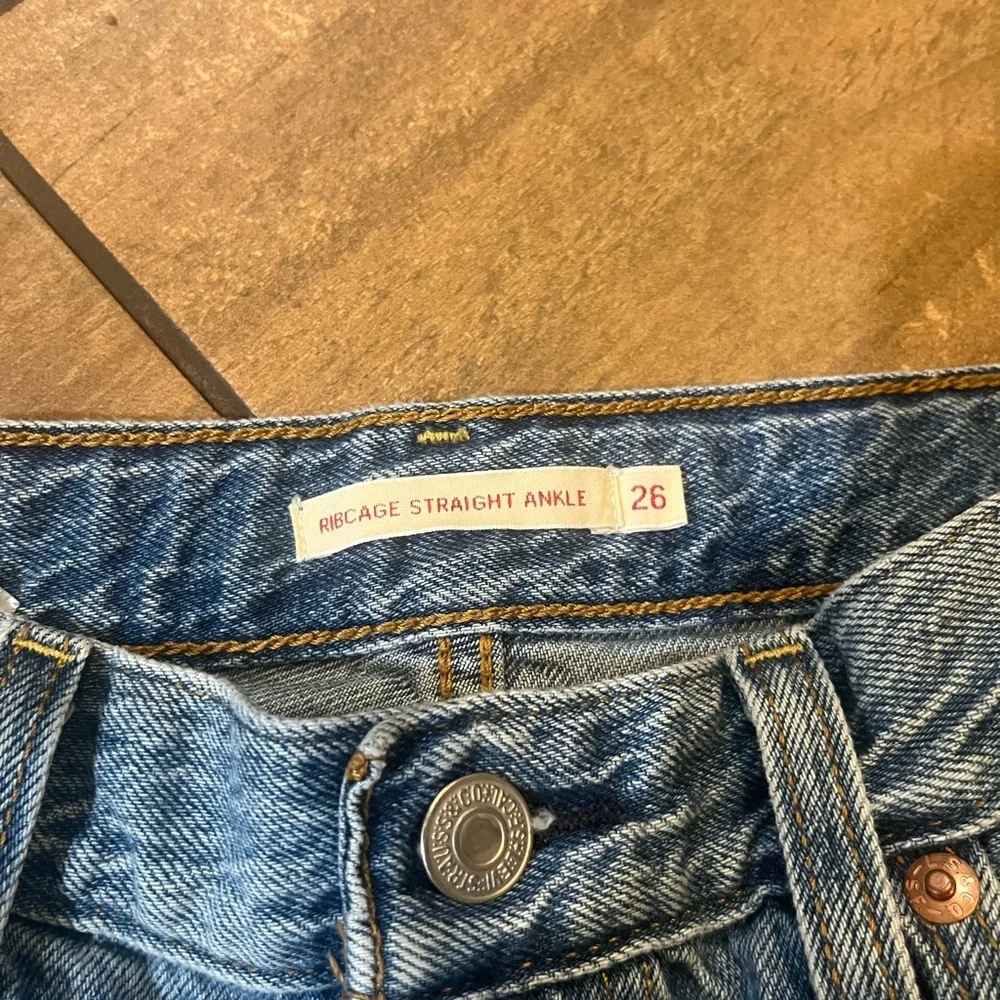 Levi’s Ribcage Medium Wash Denim Distressed Straight Ankle Jeans 26 - Picture 5 of 5